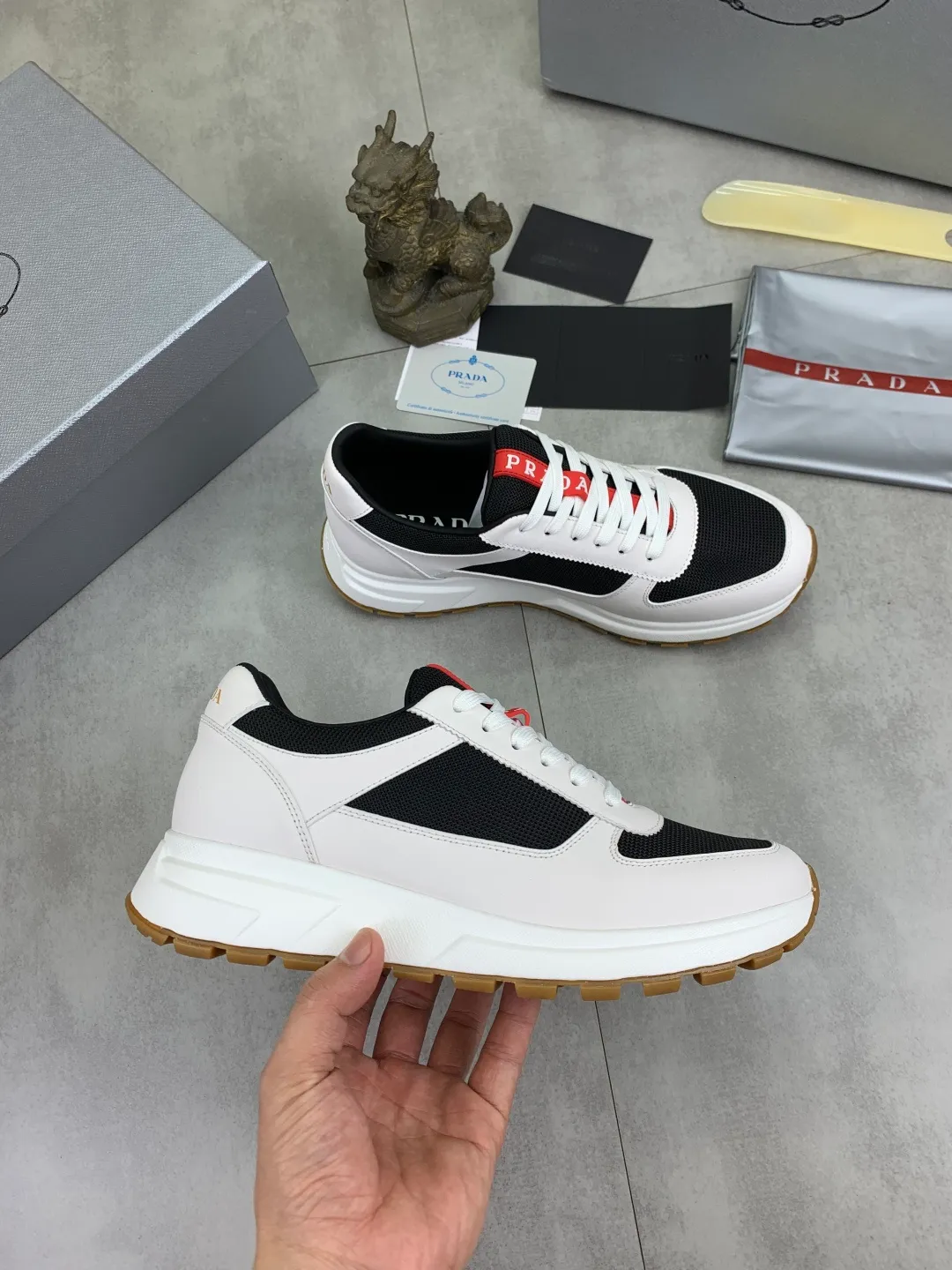 Men's shoes 💰P560💰[New model] The top version is available on the official website, 🆘 The trendy brand (Prada) mainly promotes the popular model, avant-garde and versatile fashionable men's shoes, private version mold opening, cowhide surface splicing 1:1.. Stylish and simple, original imported cowhide lining cowhide feet; the atmosphere and personality are more fashionable, eye-catching and pursuing class. It will subvert the old idea and be a must-have for fashionistas with you! Must keep it for yourself! Tall and comfortable, large and low, high-end quality workmanship. The new high-end outsole on the official website. Size: 38-45. Available in 3️⃣ colors.